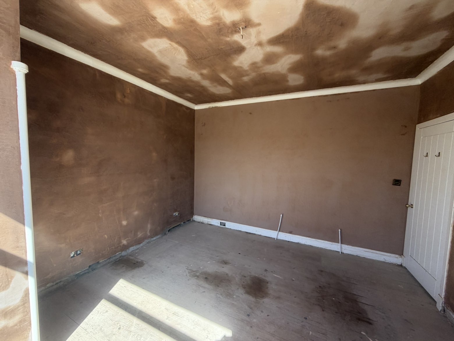 Full room re-skim, walls and ceiling ready for paint
