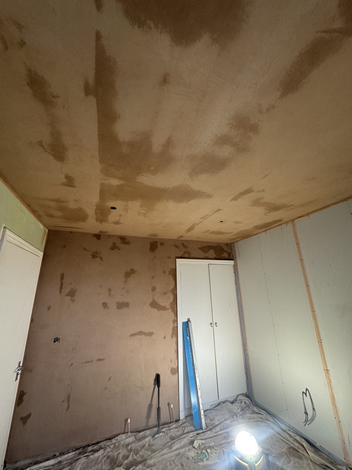 Bedroom ceiling re-skim, smooth finish